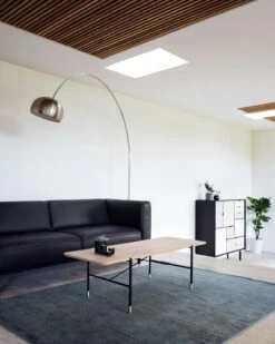 Andersen C6 Kaffeetisch 50x140 Cm -Gubi || Hay || &Tradition Verkäufe andersen c6 coffee table 140x50 lacq oak black top 2