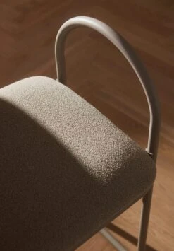 AYTM Angui Barhocker H92.5 Cm, Taupe -Gubi || Hay || &Tradition Verkäufe aytm angui bar chair anthracite boucle l37xw39xh925 11