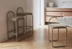 AYTM Angui Barhocker H92.5 Cm, Taupe -Gubi || Hay || &Tradition Verkäufe aytm angui bar chair anthracite boucle l37xw39xh925 12