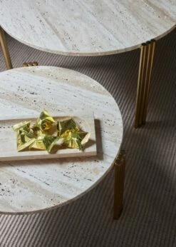 AYTM Tribus Kaffeetisch 60 Cm, Gold / Travertinfarben 9 AYTM Tribus Kaffeetisch 60 Cm, Gold / Travertinfarben -Gubi || Hay || &Tradition Verkäufe aytm tribus 21