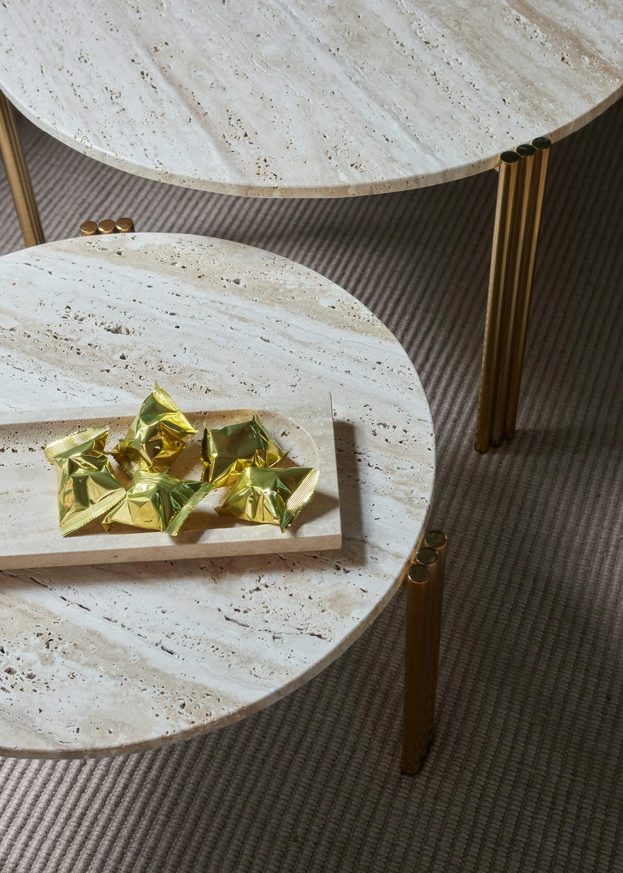 AYTM Tribus Kaffeetisch 60 Cm, Gold / Travertinfarben 4 AYTM Tribus Kaffeetisch 60 Cm, Gold / Travertinfarben – Bild 4