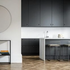 Barhocker Mit Rückenlehne 80 Cm, Schwarz / Taupe Samt -Gubi || Hay || &Tradition Verkäufe department barhocker niedrig hoch ruckenlehne 123