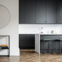 Barhocker Mit Rückenlehne 80 Cm, Schwarz / Grün Samt -Gubi || Hay || &Tradition Verkäufe department barhocker niedrig hoch ruckenlehne 137