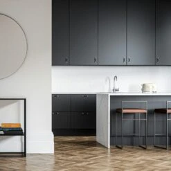 Barhocker Mit Rückenlehne 80 Cm, Schwarz / Braun Leder -Gubi || Hay || &Tradition Verkäufe department barhocker niedrig hoch ruckenlehne 85