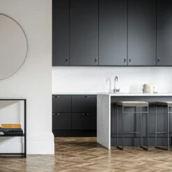 Barhocker Ohne Rückenlehne 77 Cm, Schwarz / Taupe Samt -Gubi || Hay || &Tradition Verkäufe department barhocker ohne ruckenlehne schwarz 146