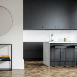 Barhocker Ohne Rückenlehne 77 Cm, Schwarz / Schwarz Leder -Gubi || Hay || &Tradition Verkäufe department barhocker ohne ruckenlehne schwarz 77