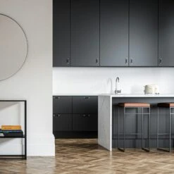 Barhocker Ohne Rückenlehne 77 Cm, Schwarz / Braun Leder -Gubi || Hay || &Tradition Verkäufe department barhocker ohne ruckenlehne schwarz 85