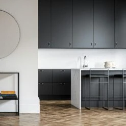 Barhocker Mit Rückenlehne 90 Cm, Schwarz / Schwarz Leder -Gubi || Hay || &Tradition Verkäufe department barstuhl mit hoher ruckenlehne schwarz 77