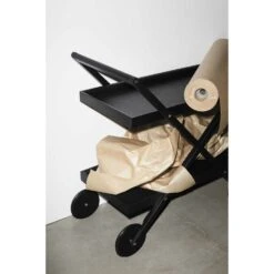 Design House Stockholm Exit Servierwagen, Schwarz 9 Design House Stockholm Exit Servierwagen, Schwarz -Gubi || Hay || &Tradition Verkäufe design house stockholm exit servierwagen 5