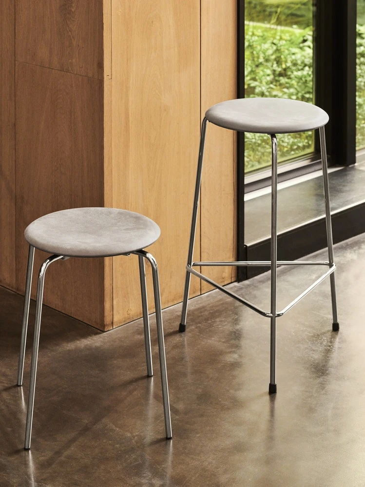 Fritz Hansen Dot Hocker, Lavagrau / Chrom 2 Fritz Hansen Dot Hocker, Lavagrau / Chrom – Bild 2