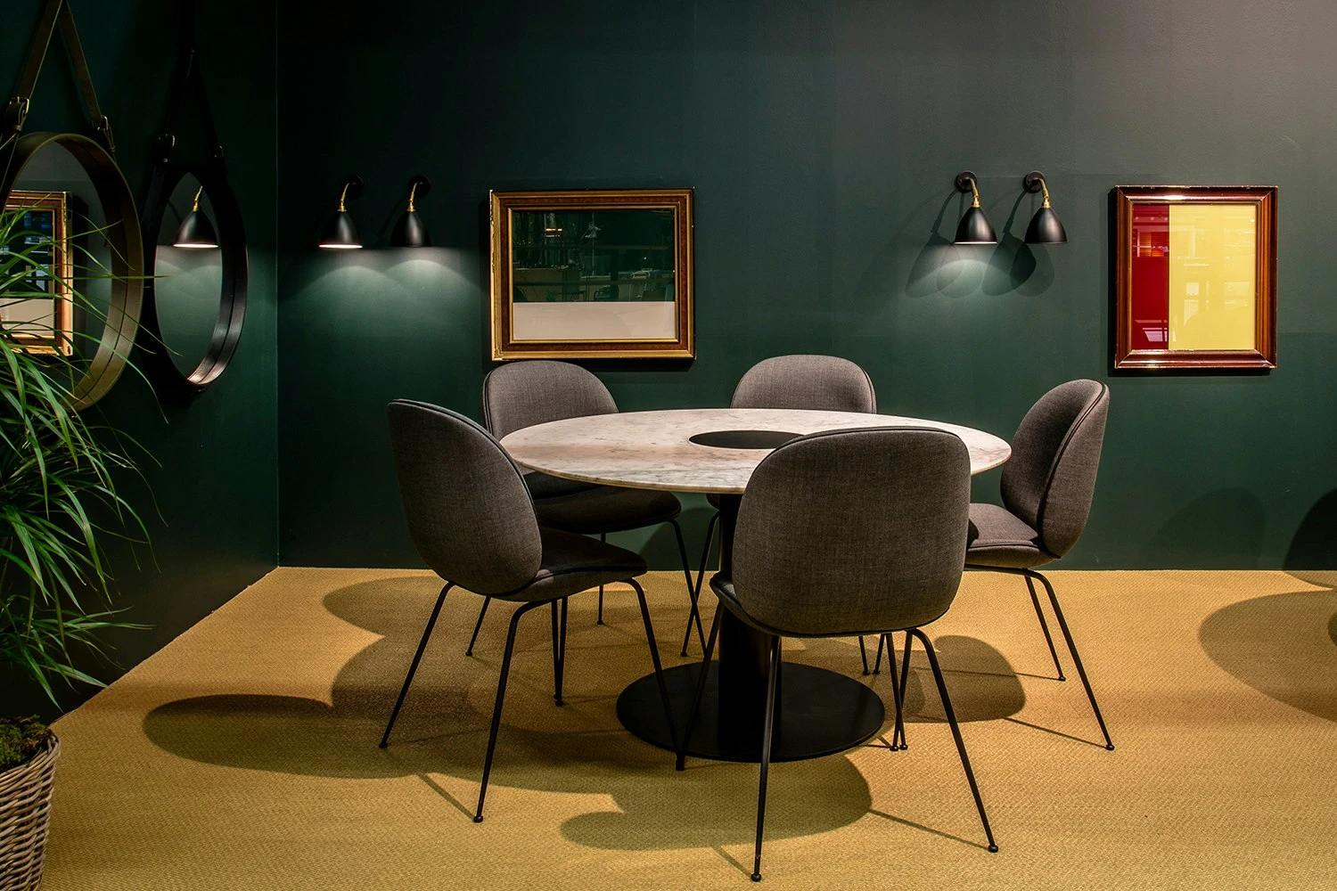 Gubi 2.0 Esstisch Bianco Carrara/Schwarz Ø130 Cm 2 Gubi 2.0 Esstisch Bianco Carrara/Schwarz Ø130 Cm – Bild 2