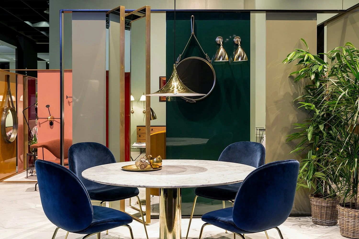 Gubi 2.0 Esstisch Bianco Carrara/Schwarz Ø130 Cm 4 Gubi 2.0 Esstisch Bianco Carrara/Schwarz Ø130 Cm – Bild 4