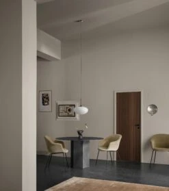 Gubi Bat Esszimmerstuhl Gepolstert / Kegelförmige Basis, Graugrün -Gubi || Hay || &Tradition Verkäufe gubi bat esszimmerstuhl gepolstert kegelformige basis 0