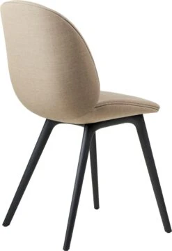 Gubi Beetle Stuhl Gepolstert / Kunststoffbasis, Remix 3 233 -Gubi || Hay || &Tradition Verkäufe gubi beetle dining chair front black plastic 13