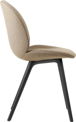 Gubi Beetle Stuhl Gepolstert / Kunststoffbasis, Remix 3 233 -Gubi || Hay || &Tradition Verkäufe gubi beetle dining chair front black plastic 14
