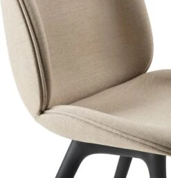 Gubi Beetle Stuhl Gepolstert / Kunststoffbasis, Remix 3 233 -Gubi || Hay || &Tradition Verkäufe gubi beetle dining chair front black plastic 15