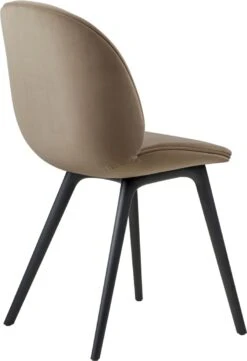 Gubi Beetle Stuhl Gepolstert / Kunststoffbasis, Sunday 034 -Gubi || Hay || &Tradition Verkäufe gubi beetle dining chair front black plastic 21