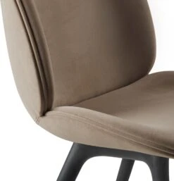 Gubi Beetle Stuhl Gepolstert / Kunststoffbasis, Sunday 034 -Gubi || Hay || &Tradition Verkäufe gubi beetle dining chair front black plastic 23