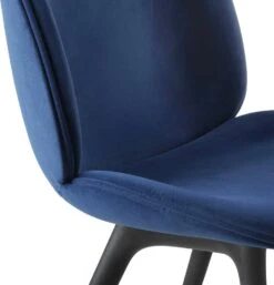 Gubi Beetle Stuhl Gepolstert / Kunststoffbasis, Sunday 003 -Gubi || Hay || &Tradition Verkäufe gubi beetle dining chair front black plastic 31