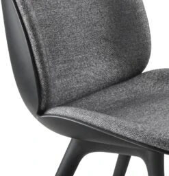 Gubi Beetle Stuhl Gepolstert Vorderseite / Kunststoffbasis, Plain 0023 7 Gubi Beetle Stuhl Gepolstert Vorderseite / Kunststoffbasis, Plain 0023 -Gubi || Hay || &Tradition Verkäufe gubi beetle dining chair front black plastic 7
