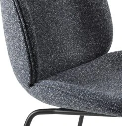 Gubi Beetle Stuhl Gepolstert / Kegelförmige Basis, Around Bouclé 023 -Gubi || Hay || &Tradition Verkäufe gubi beetle dining chair front matt black 15