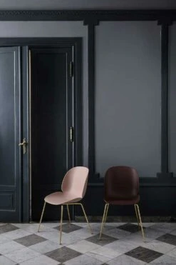 Gubi Beetle Dining Chair Un-upholstered, Conic Base Brass, Pastel Green -Gubi || Hay || &Tradition Verkäufe gubi beetle stuhl messing schwarz 1