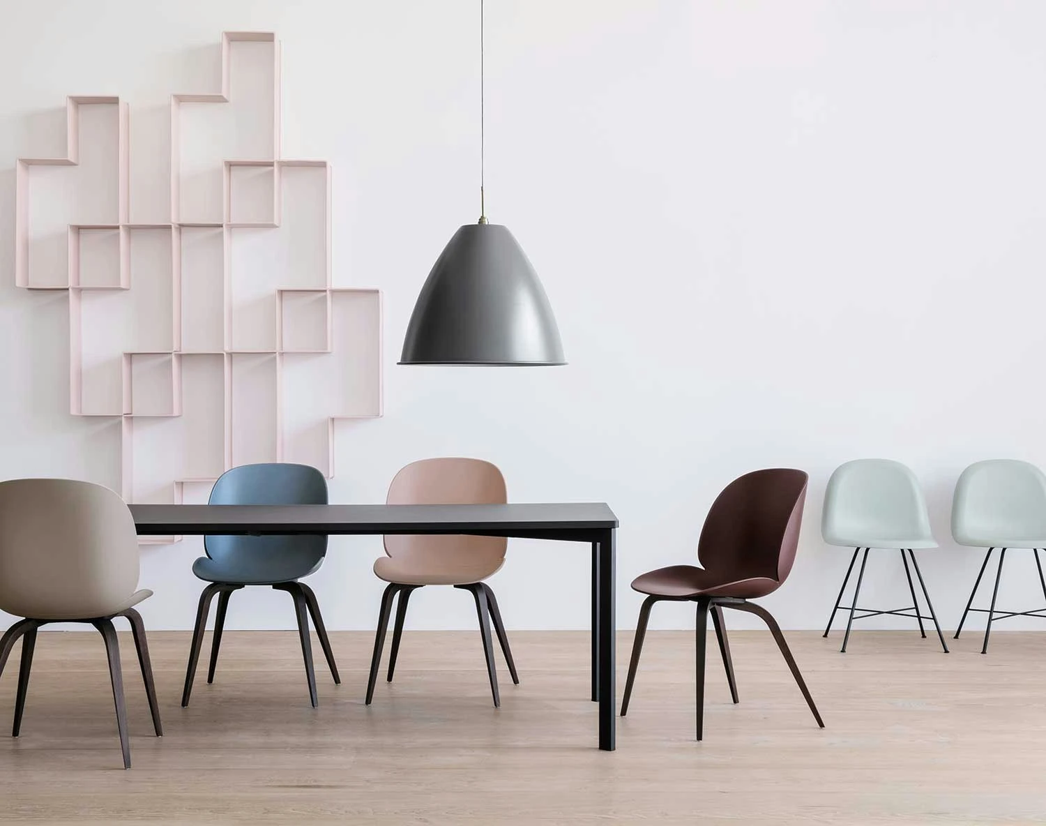 Gubi Beetle Stuhl, Räuchereiche/ Beige 4 Gubi Beetle Stuhl, Räuchereiche/ Beige – Bild 4