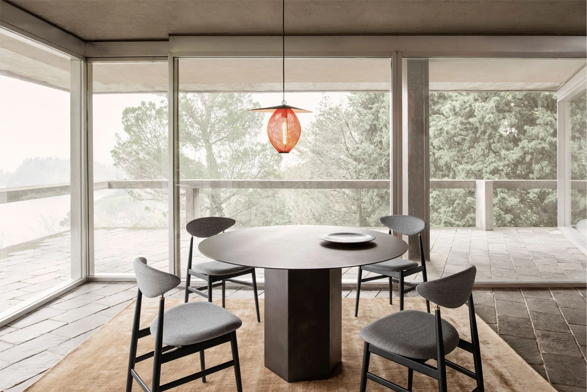 Gubi Epic Esstisch Ø130 Stahl, Misty Grey 3 Gubi Epic Esstisch Ø130 Stahl, Misty Grey – Bild 3