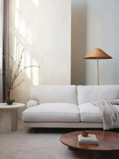 Gubi Flaneur Sofa LC 3-Sitzer, Beine Messing / Hot Madison 419 Off White -Gubi || Hay || &Tradition Verkäufe gubi flaneur sofa lc 10 1