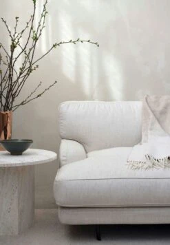Gubi Flaneur Sofa LC 2,5-Sitzer, Beine Messing / Hot Madison 419 Off White -Gubi || Hay || &Tradition Verkäufe gubi flaneur sofa lc 11