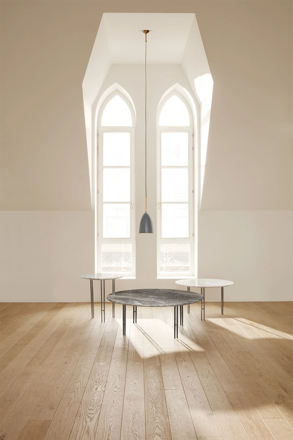 Gubi IOI Kaffeetisch Schwarz / Messing / Weiß Marmor, Ø70 Cm 3 Gubi IOI Kaffeetisch Schwarz / Messing / Weiß Marmor, Ø70 Cm – Bild 3