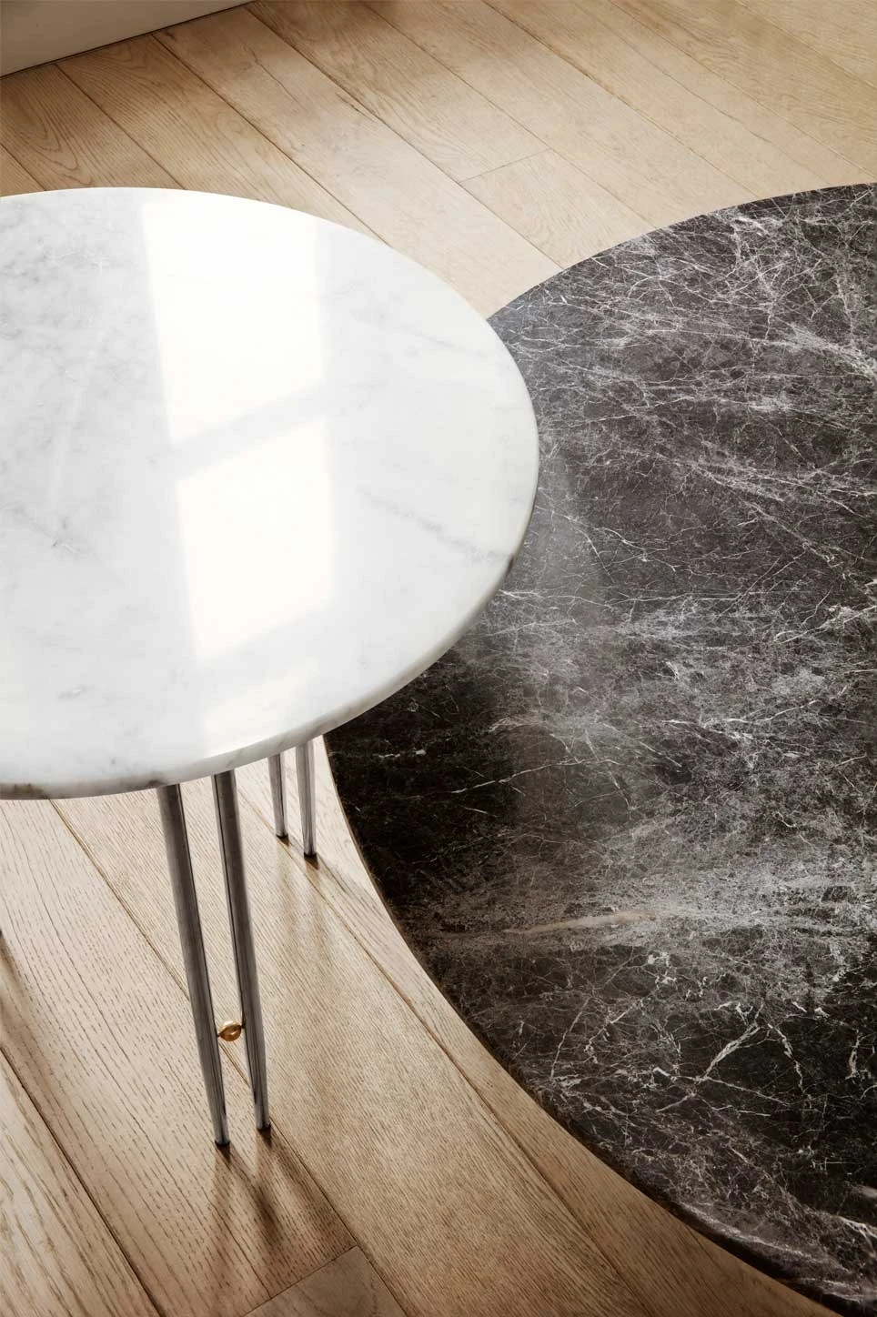 Gubi IOI Kaffeetisch Schwarz / Messing / Weiß Marmor, Ø70 Cm 2 Gubi IOI Kaffeetisch Schwarz / Messing / Weiß Marmor, Ø70 Cm – Bild 2