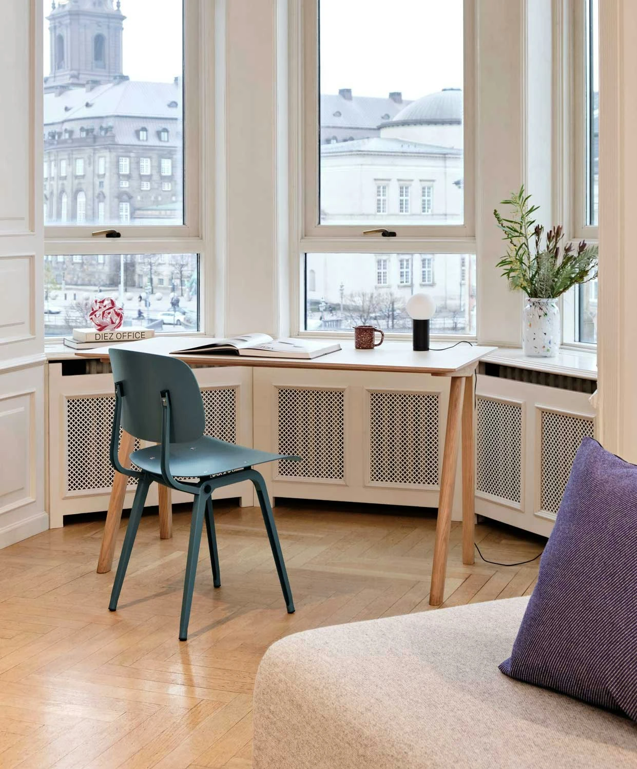 Hay CPH 90 Schreibtisch, Mit Wasserlack Behandelte Eiche/Off-White Linoleum 2 Hay CPH 90 Schreibtisch, Mit Wasserlack Behandelte Eiche/Off-White Linoleum – Bild 2