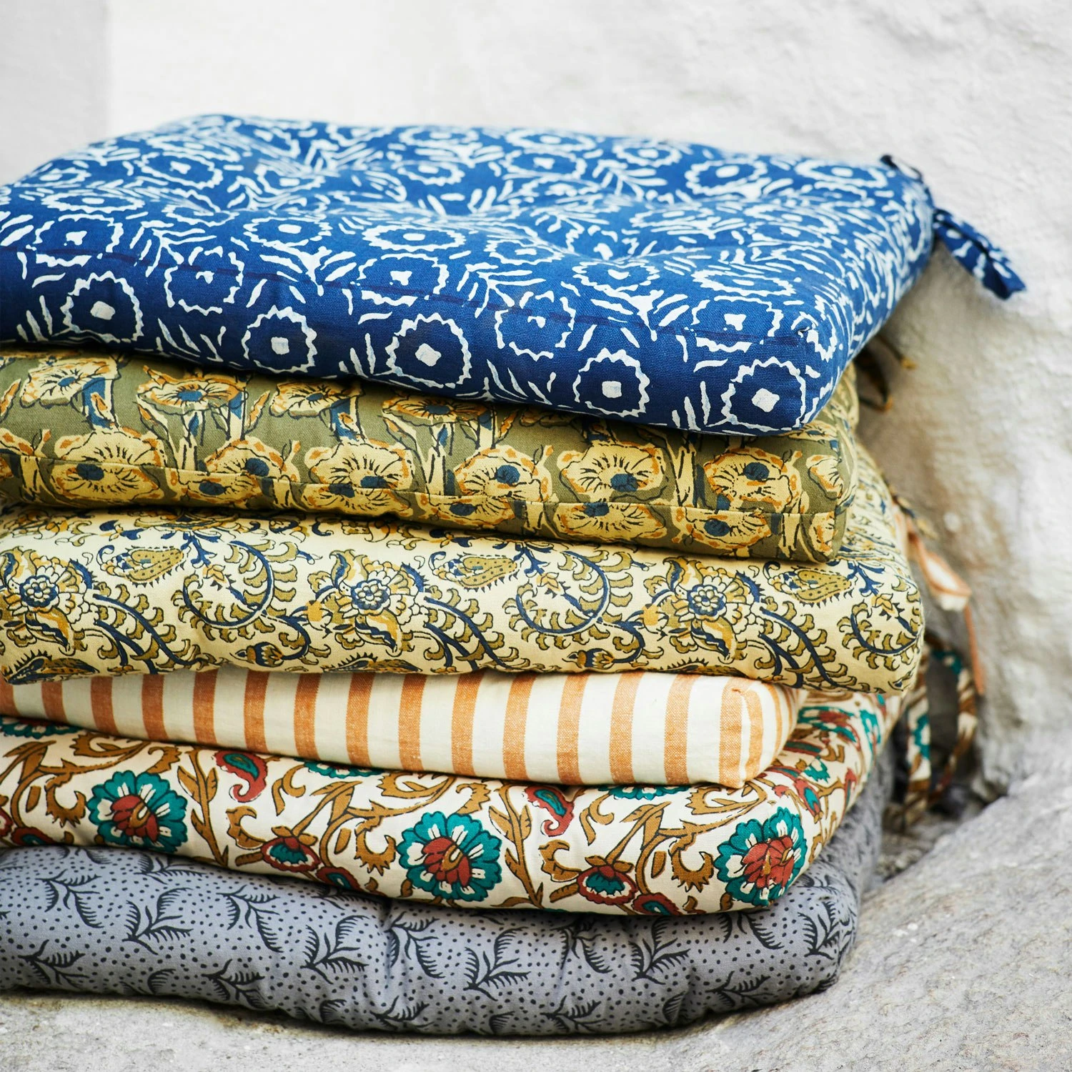 Madam Stoltz Sitzkissen 45x45 Cm, Blau / Weiß 3 Madam Stoltz Sitzkissen 45x45 Cm, Blau / Weiß – Bild 3