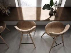 Mater The High Stool Backrest Barstuhl, Sirka Grau Lackiert Eiche -Gubi || Hay || &Tradition Verkäufe mater the high stool backrest barstuhl 2 1