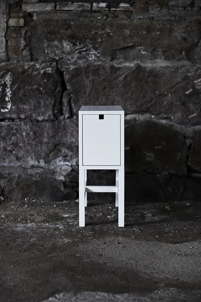 Falsterbo Bedside Table Low, White Lacquer 2 Falsterbo Bedside Table Low, White Lacquer – Bild 2