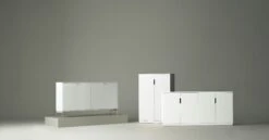 Volt Sideboard Bedeckte Türen, Weiß 8 Volt Sideboard Bedeckte Türen, Weiß -Gubi || Hay || &Tradition Verkäufe mavis volt sideboard 2