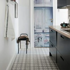 Maze Anyone Hocker, Schwarz -Gubi || Hay || &Tradition Verkäufe maze anyone hocker 16