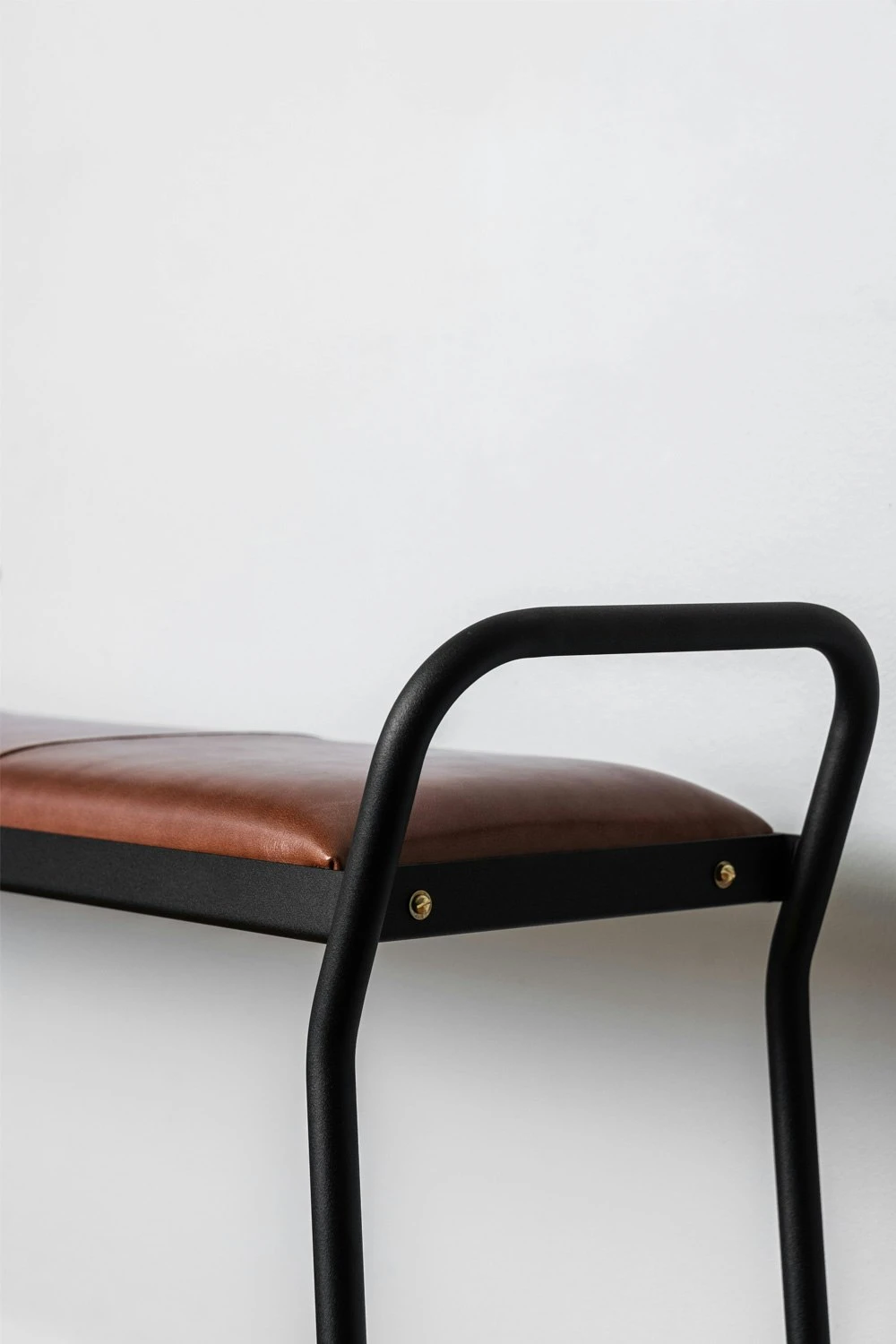 Maze Anytwo Hocker, Schwarz/ Vintage Cognac 3 Maze Anytwo Hocker, Schwarz/ Vintage Cognac – Bild 3