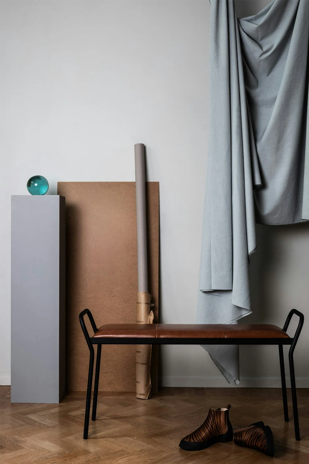 Maze Anytwo Hocker, Schwarz/ Vintage Cognac 4 Maze Anytwo Hocker, Schwarz/ Vintage Cognac – Bild 4