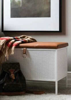 Maze Frank Aufbewahrungsbank, Weiß/Cognac -Gubi || Hay || &Tradition Verkäufe maze frank aufbewahrungsbank 2