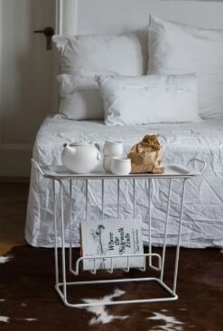 Maze Minnie Mae Tisch Mit Zeitschriftenständer, Weiß 7 Maze Minnie Mae Tisch Mit Zeitschriftenständer, Weiß -Gubi || Hay || &Tradition Verkäufe maze minnie mae tisch mit zeitschriftenstander 7