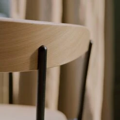 New Works Missing Stuhl, Eiche -Gubi || Hay || &Tradition Verkäufe new works missing stuhl 3