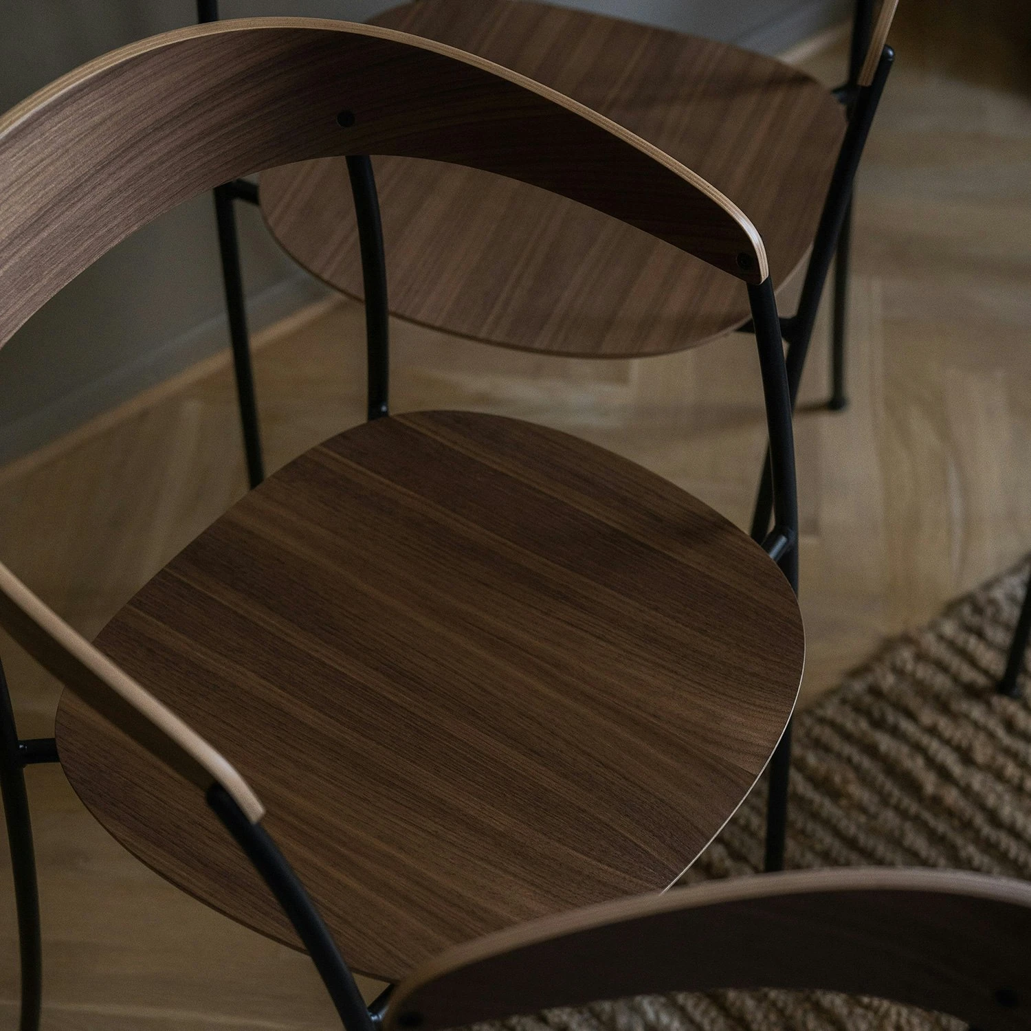 New Works Missing Stuhl, Walnussfarben 3 New Works Missing Stuhl, Walnussfarben – Bild 3