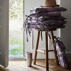 Outdoor Natura Sitzpolster 40x40 Cm, Grün/Lavendelfarbig -Gubi || Hay || &Tradition Verkäufe rosendahl copenhagen r t outdoor natura dyna 40x4x40 cm gron lavender 4