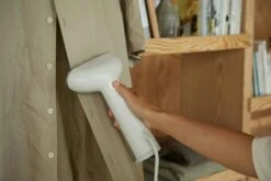 STEAMERY Cirrus No.3 Dampfglätter / Bügel, Sand 11 STEAMERY Cirrus No.3 Dampfglätter / Bügel, Sand -Gubi || Hay || &Tradition Verkäufe steamery cirrus no3 iron steamer 13