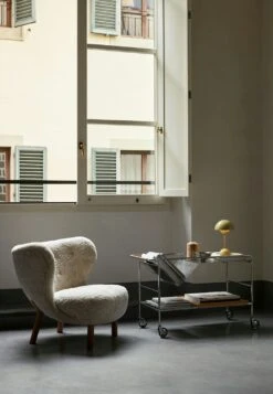 &Tradition Alima NDS1 Servierwagen, Eiche / Chrom -Gubi || Hay || &Tradition Verkäufe tradition alima trolley nds1 chrome lacquered oak 4