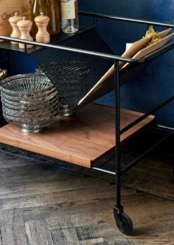 &Tradition Alima NDS1 Servierwagen, Walnussfarben / Schwarzmatt -Gubi || Hay || &Tradition Verkäufe tradition alima trolley nds1 matt black lacquered walnut 4