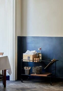 &Tradition Alima NDS1 Servierwagen, Walnussfarben / Schwarzmatt -Gubi || Hay || &Tradition Verkäufe tradition alima trolley nds1 matt black lacquered walnut 5