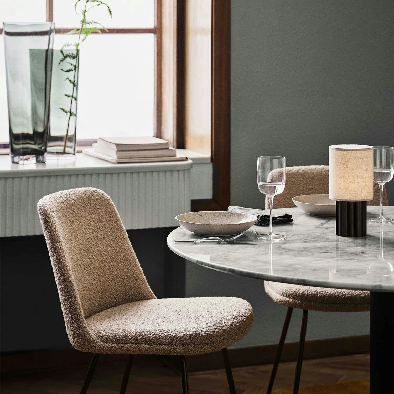 &Tradition In Between SK18 Tisch 90cm, Weißer Marmor / Schwarz 2 &Tradition In Between SK18 Tisch 90cm, Weißer Marmor / Schwarz – Bild 2